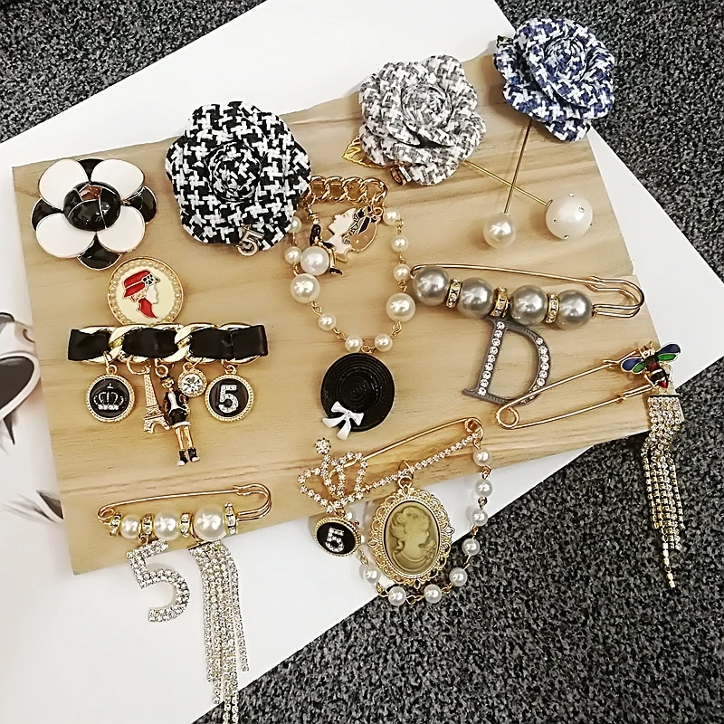 Винтажная брошь ручной работы со стразами в клетку с кристаллами и жемчугом |