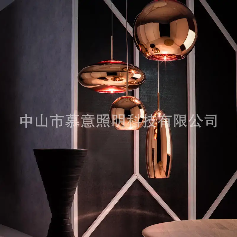 Современный подвесной светильник лампа в виде стеклянного шара серебристого и