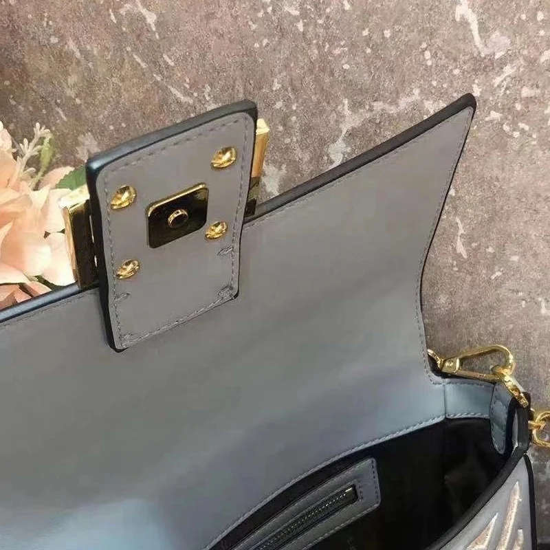 

Heavy craftsmanship, embroidery, hollow, retro, solid color, genuine leather handbag, ladies' new fashion, diagonal shoulder bag