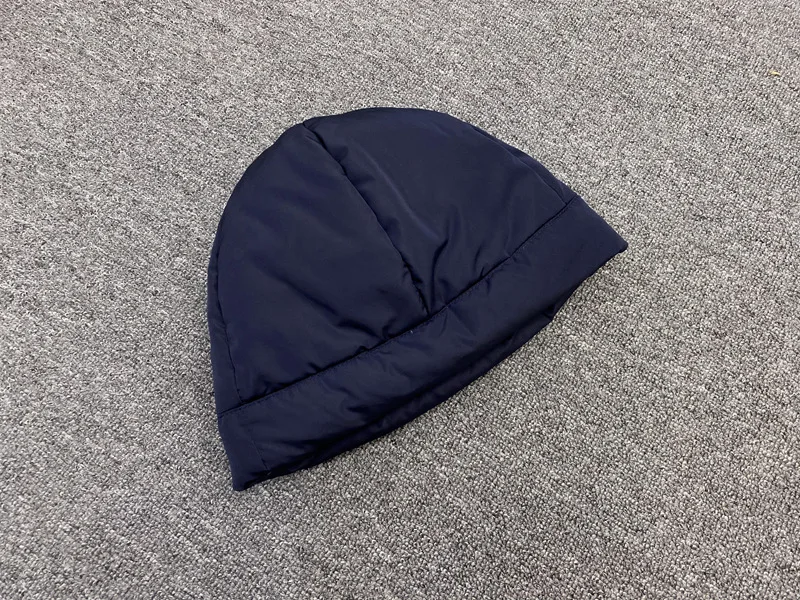 Женская и мужская однотонная пуховая шапка бархатная ветрозащитная теплая