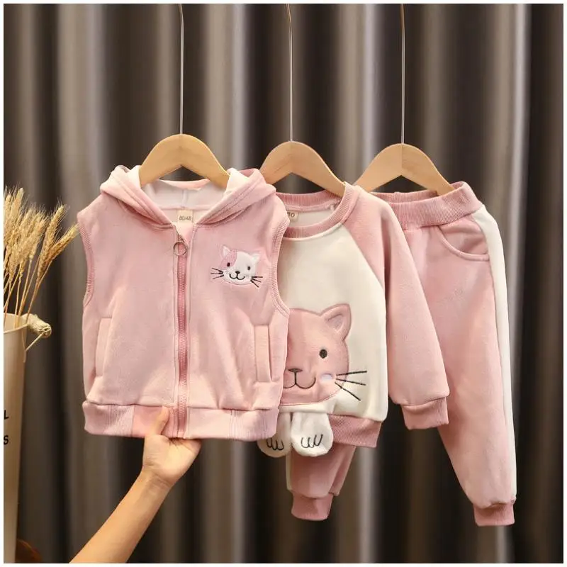 

Осенне-зимние детские костюмы для мальчиков и девочек, бархатная куртка с капюшоном с мультяшным рисунком, жилет + брюки, 3 шт., комплекты, пов...