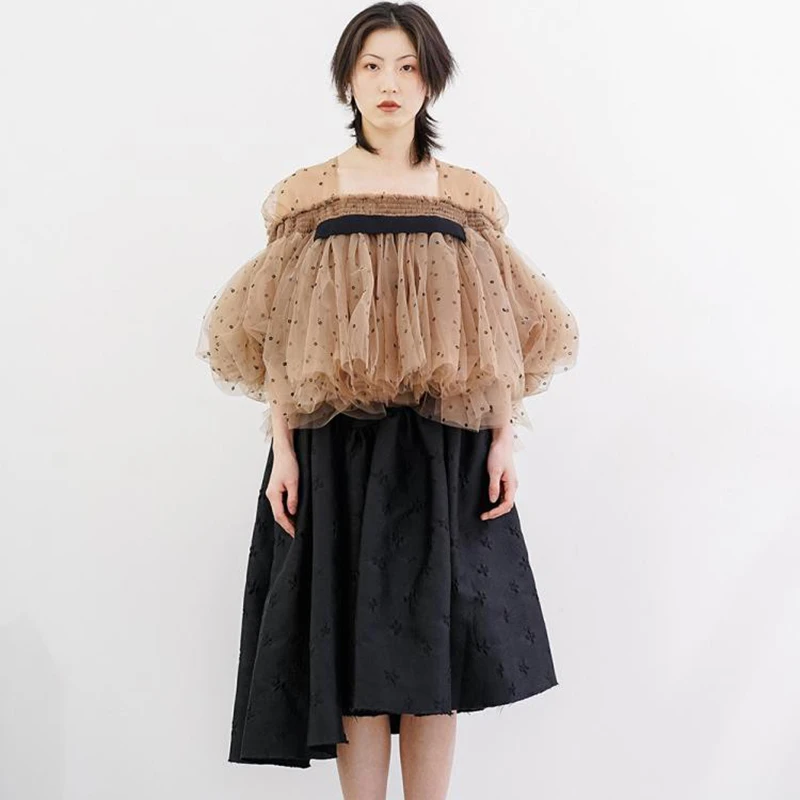 Женская блузка в горошек TWOTWINSTYLE белая Элегантная с квадратным воротником