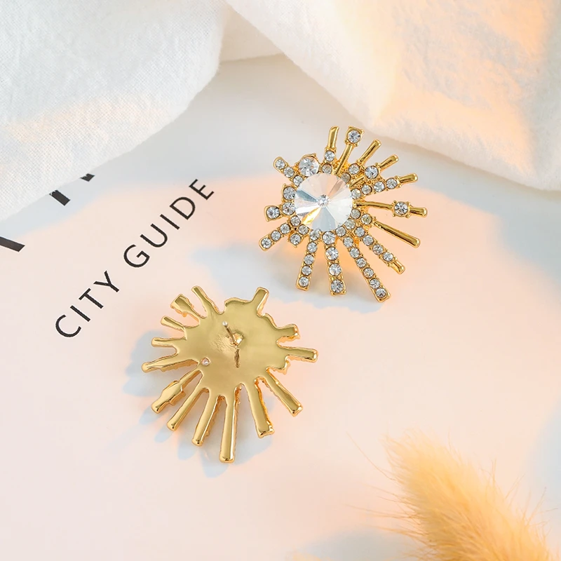 Женские серьги гвоздики ручной работы золотистые в богемном стиле с кристаллами