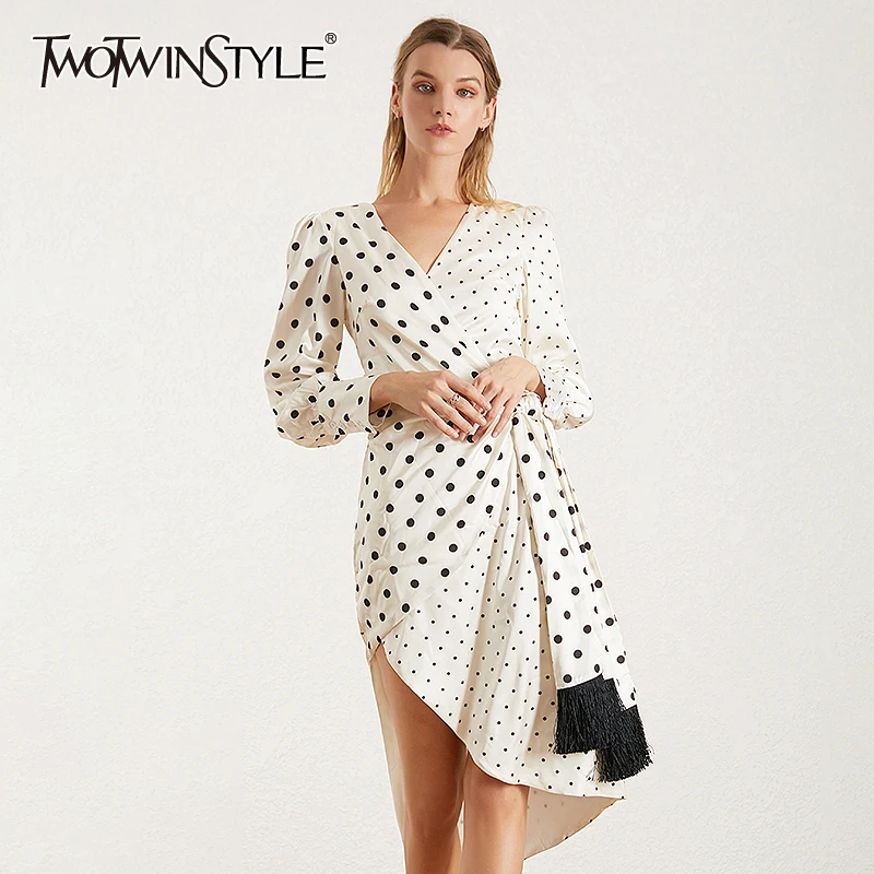 TWOTWINSTYLE асимметричное платье в горошек для женщин v образный вырез фонарь длинный