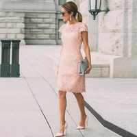 2021 delicate pink short lace mother of the bride dresses jewel neck with short sleeves sheath wedding guest gowns knee length