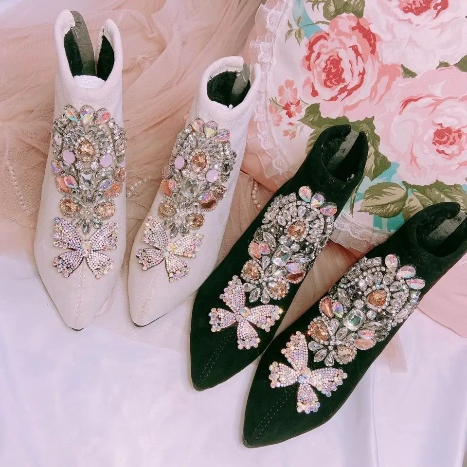 

Женские ботильоны с острым носком, со стразами и бабочками