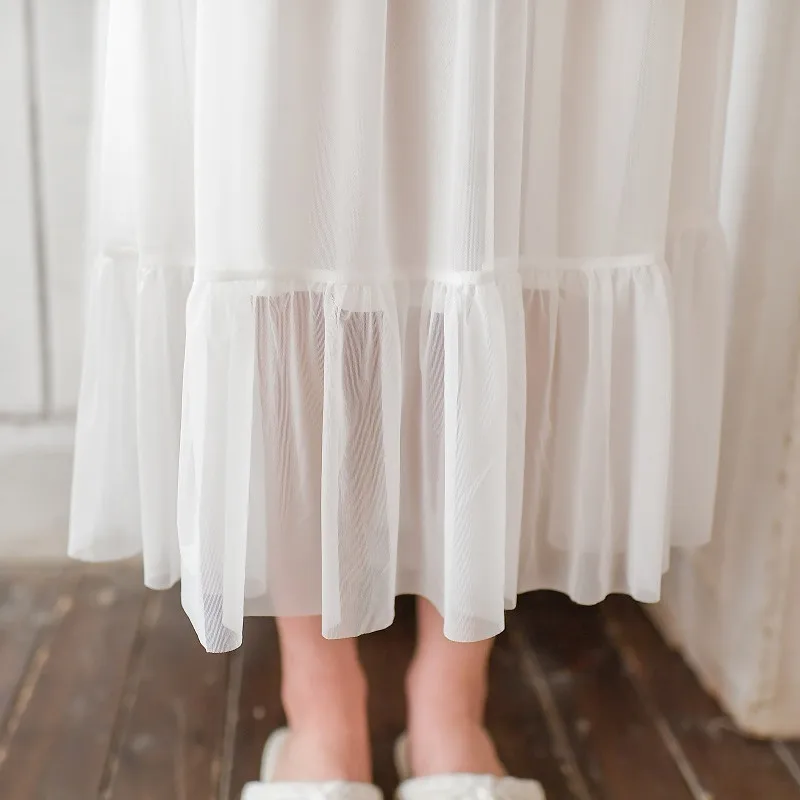 Женская длинная ночная рубашка летняя белая кружевная с v-образным вырезом и