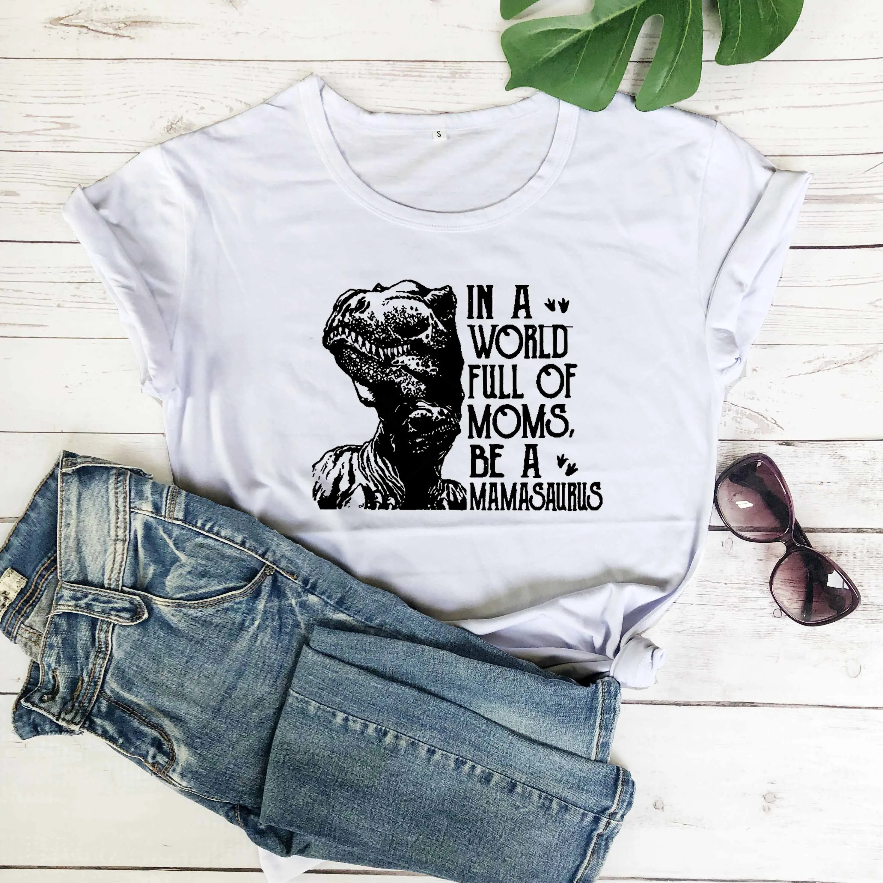 В мире полном мамы быть Mamasaurus футболка Графический дни матери подарок гранж tumblr