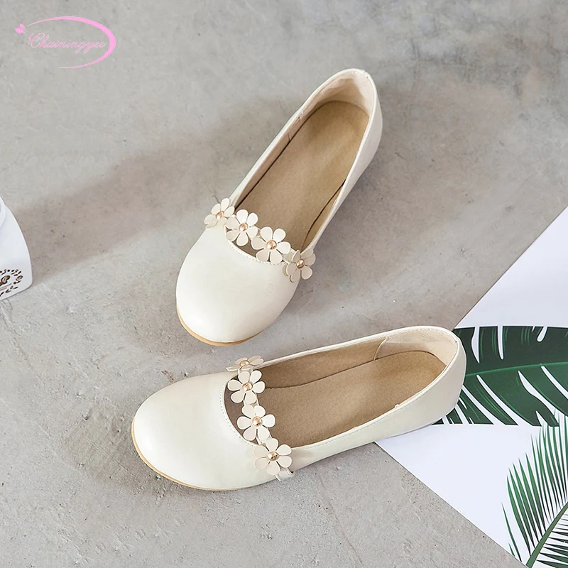 

Casual style comfortable round toe flat with shese fashion rivets flower slip-on black beige white women's shoes big size