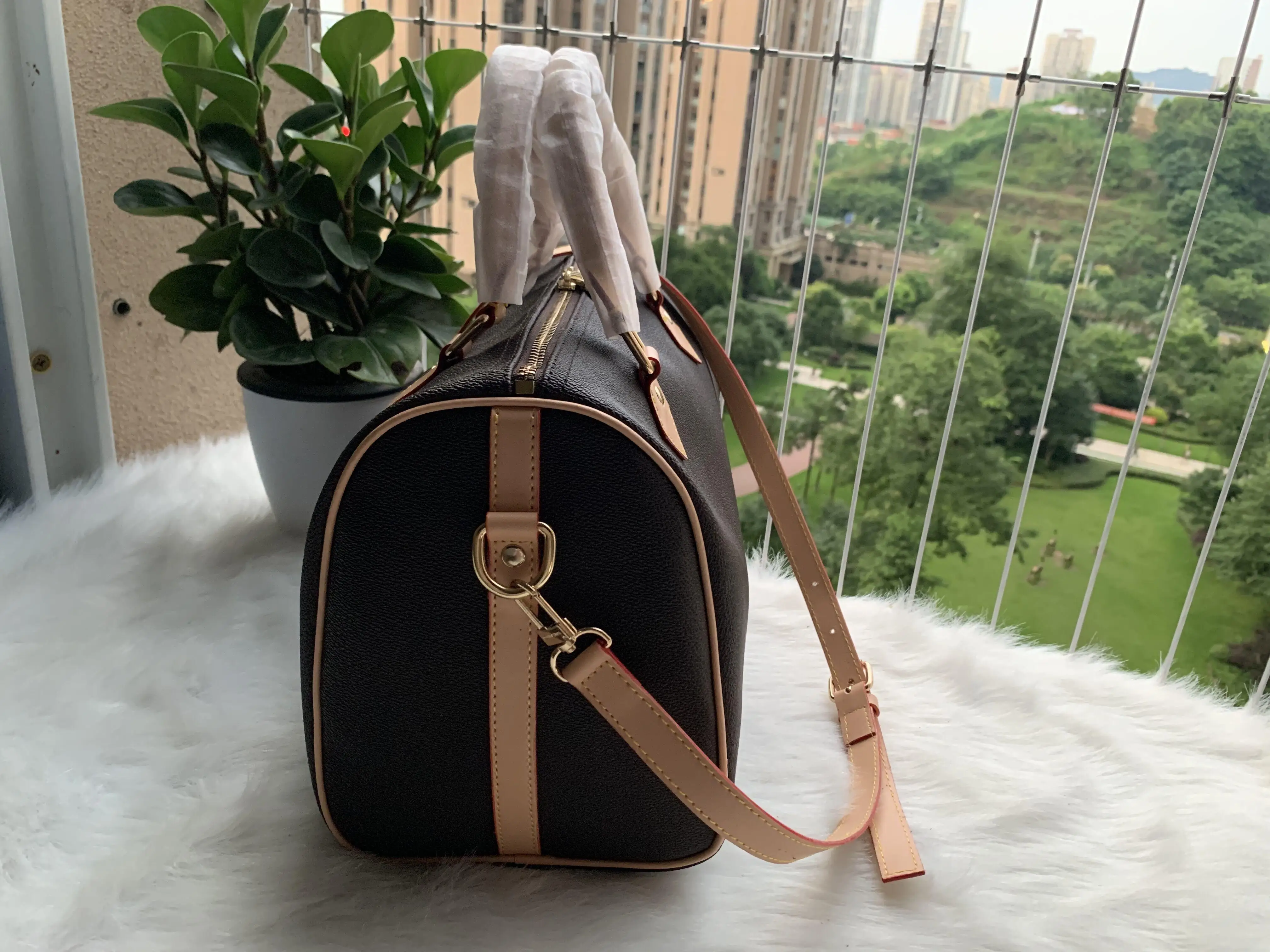 

2020 Women Messenger Travel bag Classic Style Fashion bags Shoulder Bags Lady Totes handbags 30cm With Gold lock
