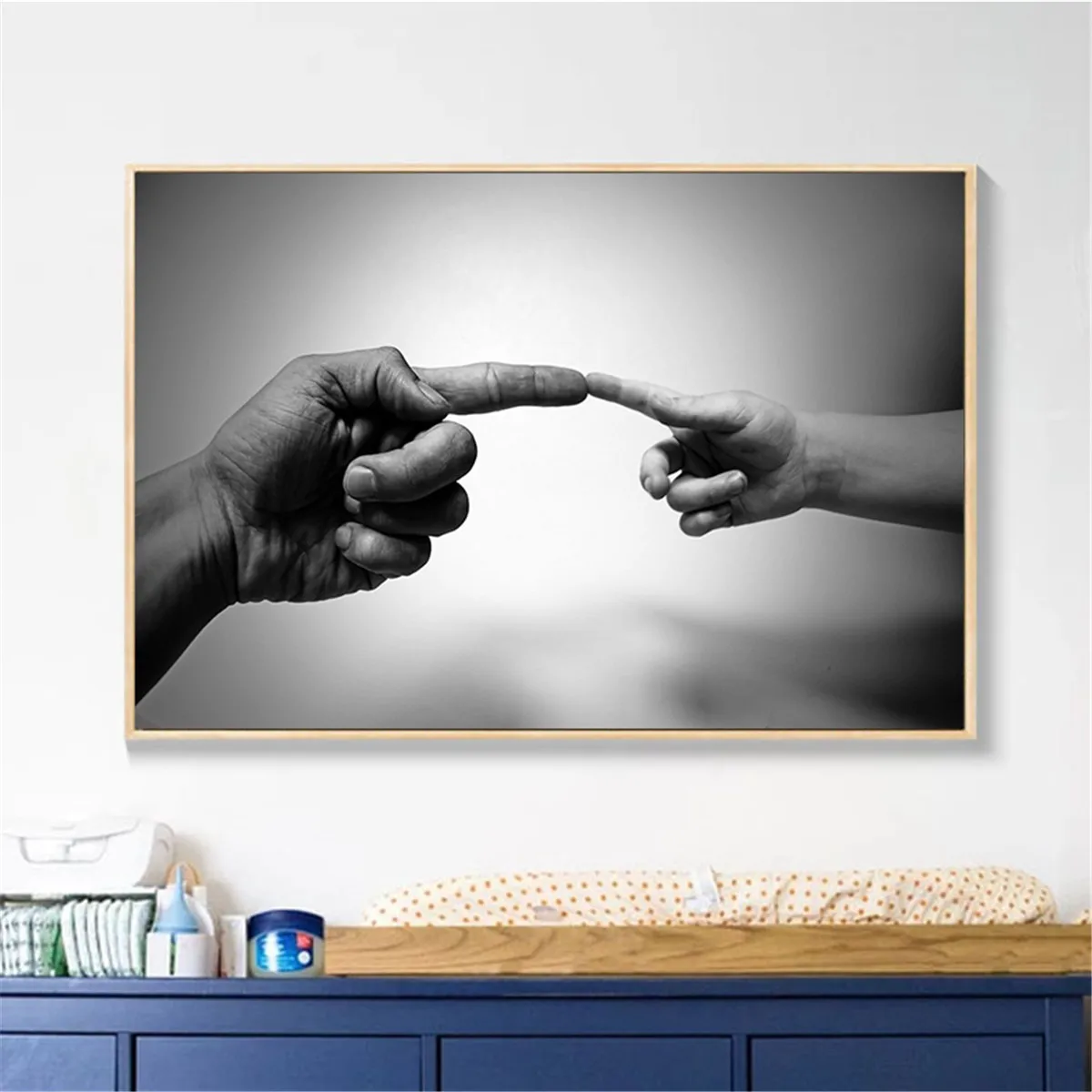 Черно-белая фотография толпа аудитория Микеланджело концепция пальцы плакат