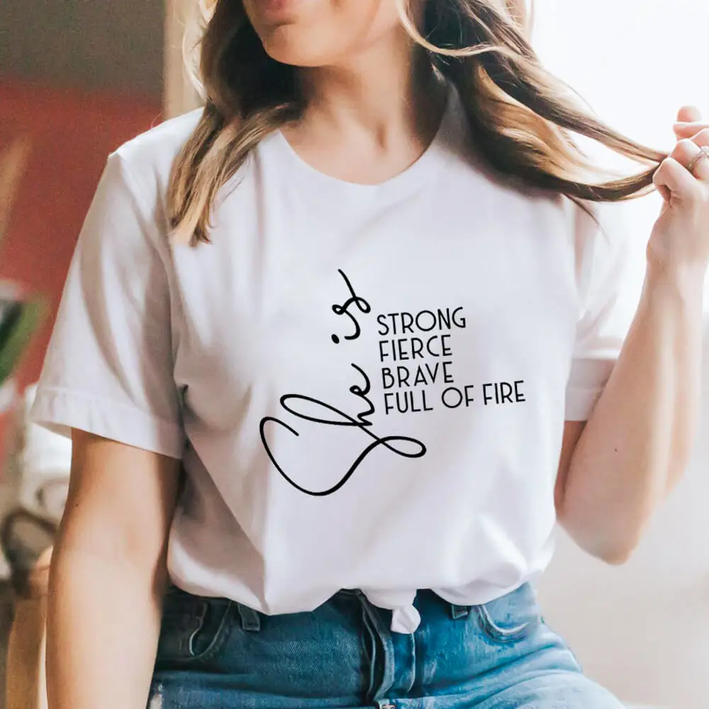 

Женская футболка из 100% хлопка с принтом She Is Strong Brave Full of Fire Christian, женский летний топ с коротким рукавом, верная футболка Brave