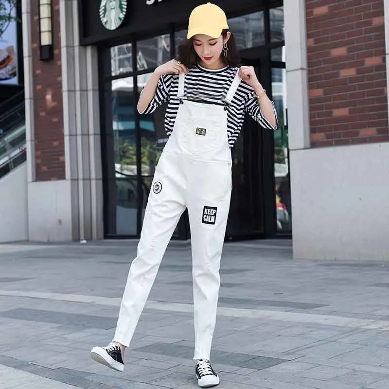 Женский джинсовый комбинезон без рукавов белый рваный в Корейском стиле