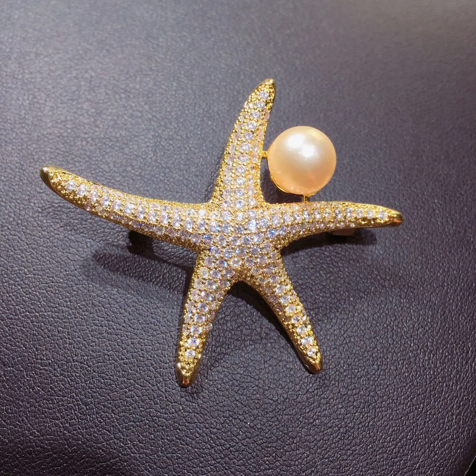 

2019 new natural freshwater pearl brooch inlaid with starfish brooch premium gift products