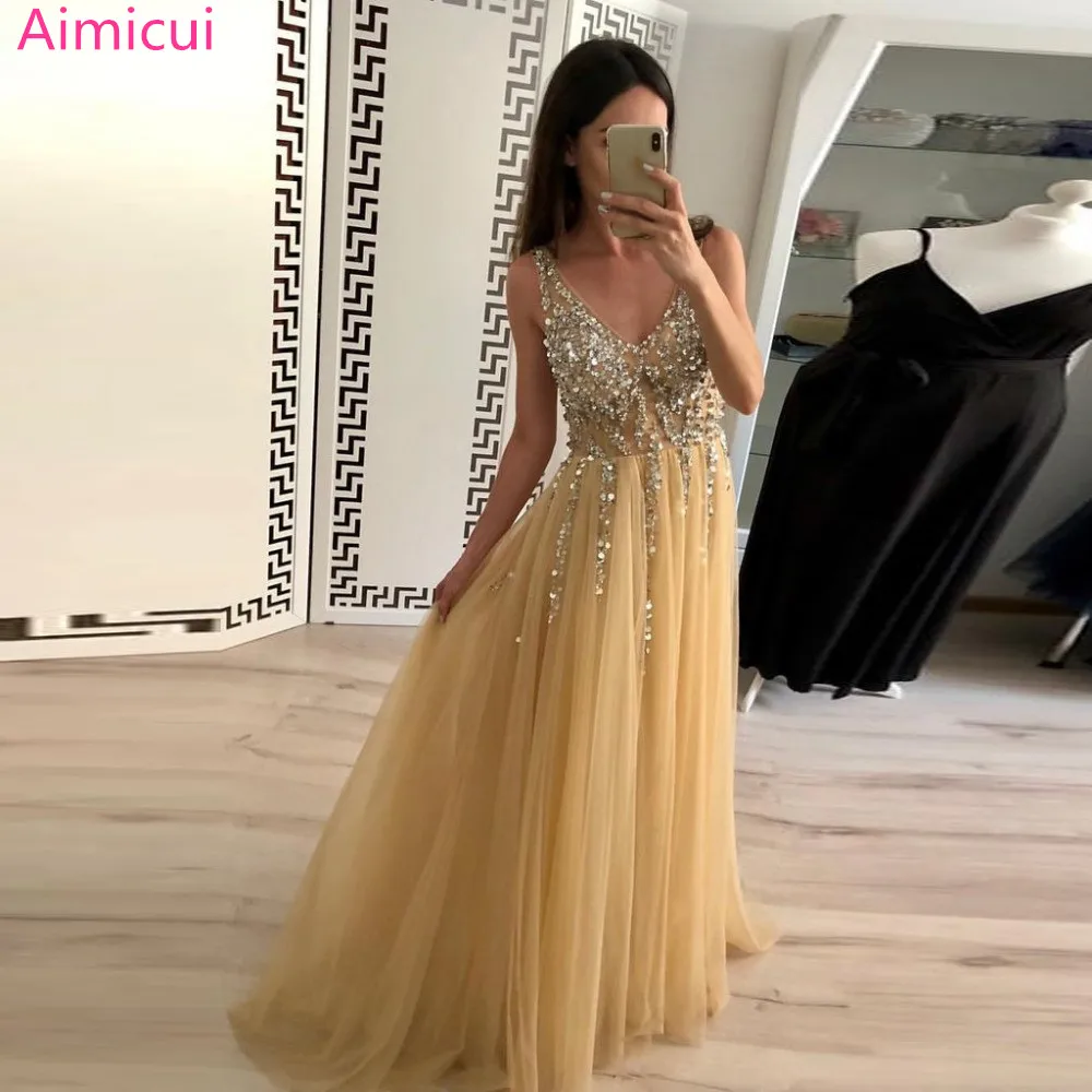 Длинное платье для выпускного вечера а силуэт без рукавов с V образным вырезом