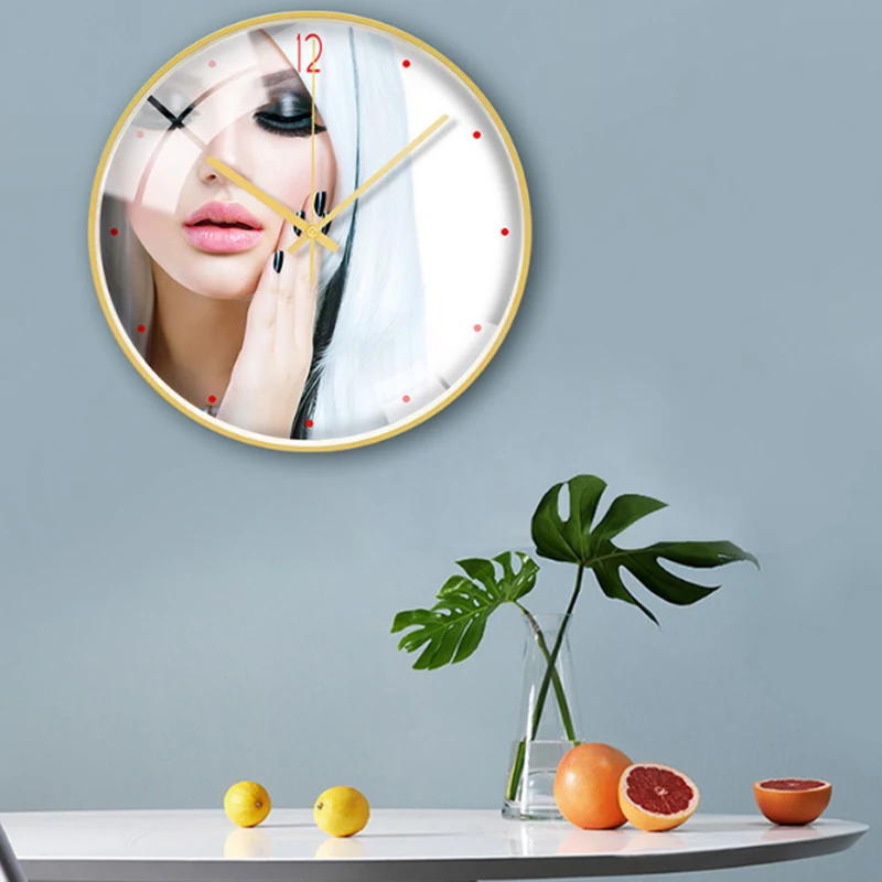 Металлические настенные часы с изображением поцелуя губ в скандинавском стиле