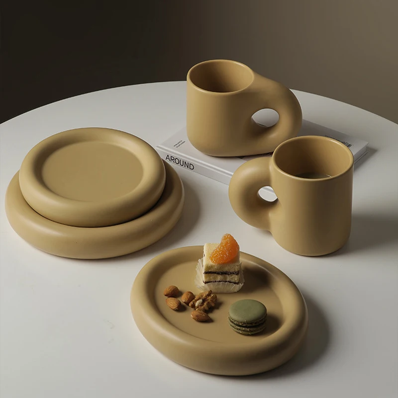 

Корейские креативные кружки с толстой ручкой и круглые тарелки, керамические персонализированные чашки для кофе и чая с посудой, уникальны...