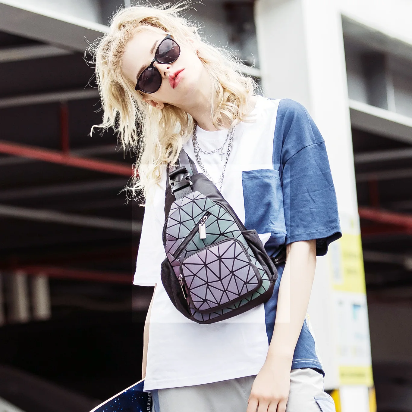 

2021Ladies fashion chest bag with headphone jack, female designer multi-function backpack fashion luminous travel outdoor bag