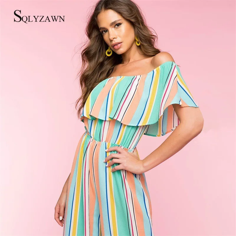 Женский пикантный комбинезон в разноцветную полоску с открытыми плечами и