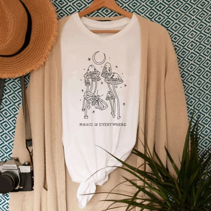 Camiseta mágica está en todas partes para mujer, camiseta de polilla y setas, camiseta Vintage de algodón, camiseta de naturaleza