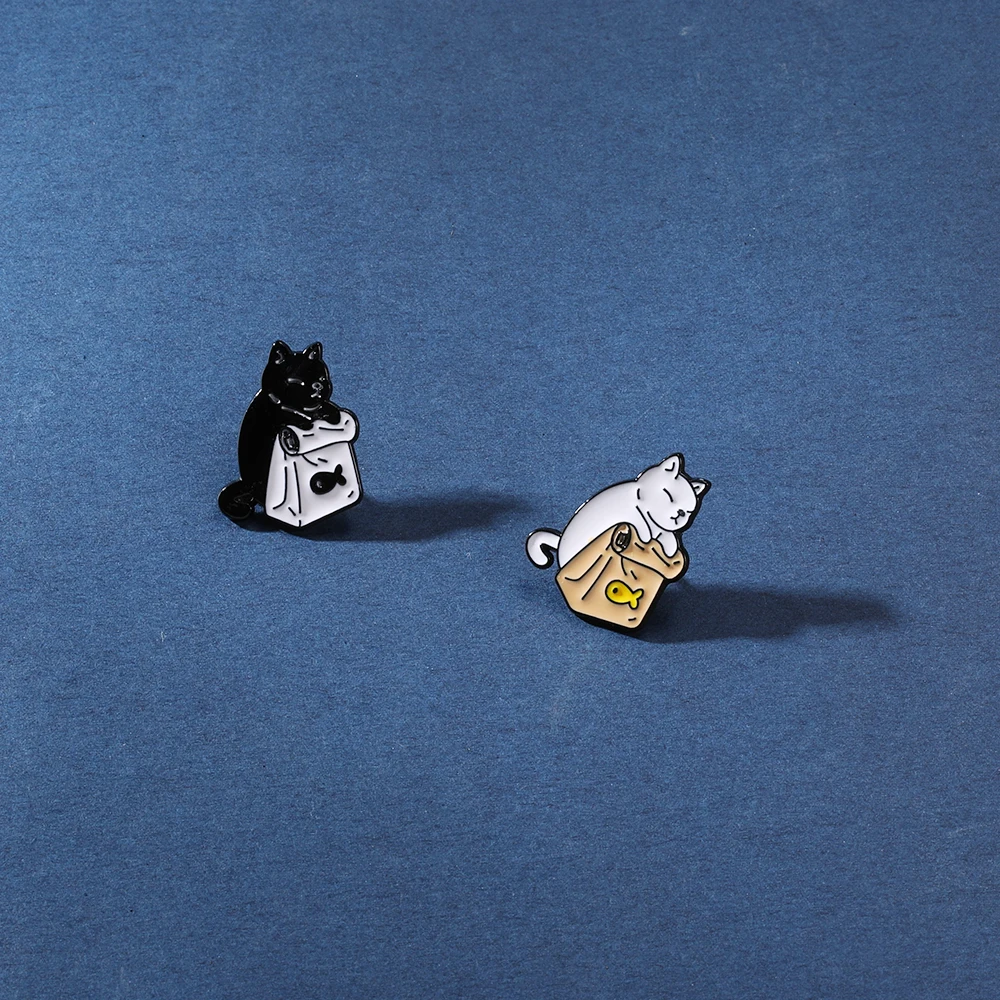 

Cute Cats Enamel Pin Custom Moon Phase Wizard Cat Brooches Bag Lapel Pin Black White Witch Craft Badge Jewelry Gift for Friends