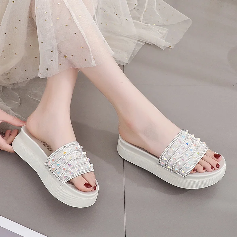 

Flat Shoes Female Ladies' Slippers Summer Clogs Woman Glitter Slides Med Fashion Pantofle Platform Beach Jelly Soft Luxury 2021