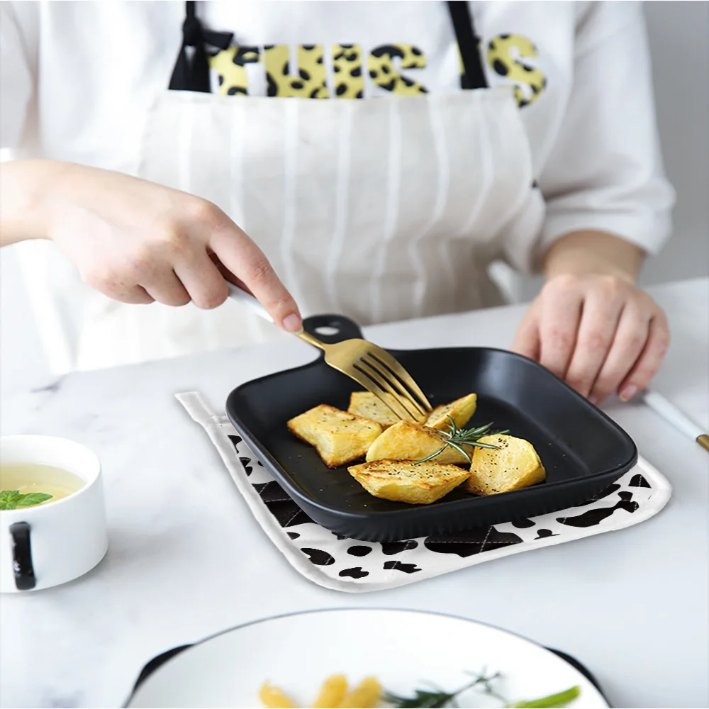 Черные белые варежки для духовки с граффити и пятнами коровы перчатки выпечки
