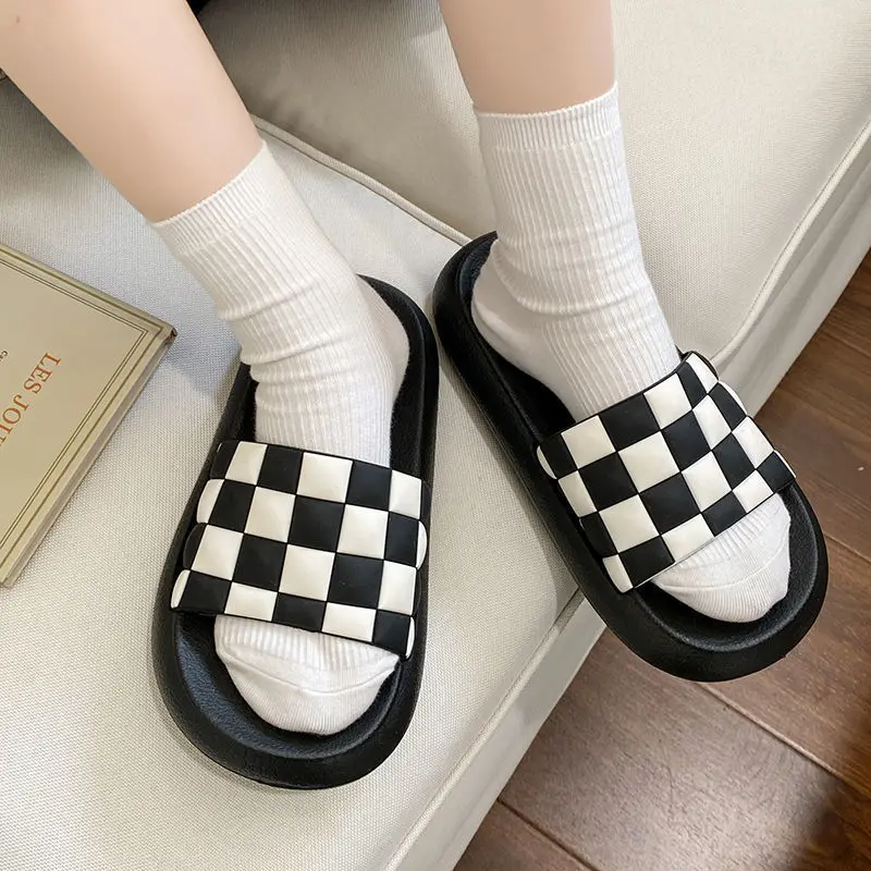 Casual Anti Slip Excrement Stepping Beach Slippers Women's Summer Fashion Wear Soft Bottom Lattice Cool Women