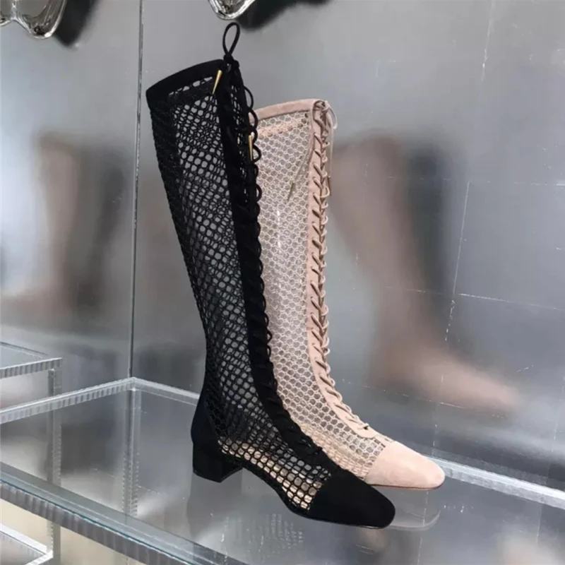 Женские сапоги до колена с вырезами и перекрестной шнуровкой на массивном