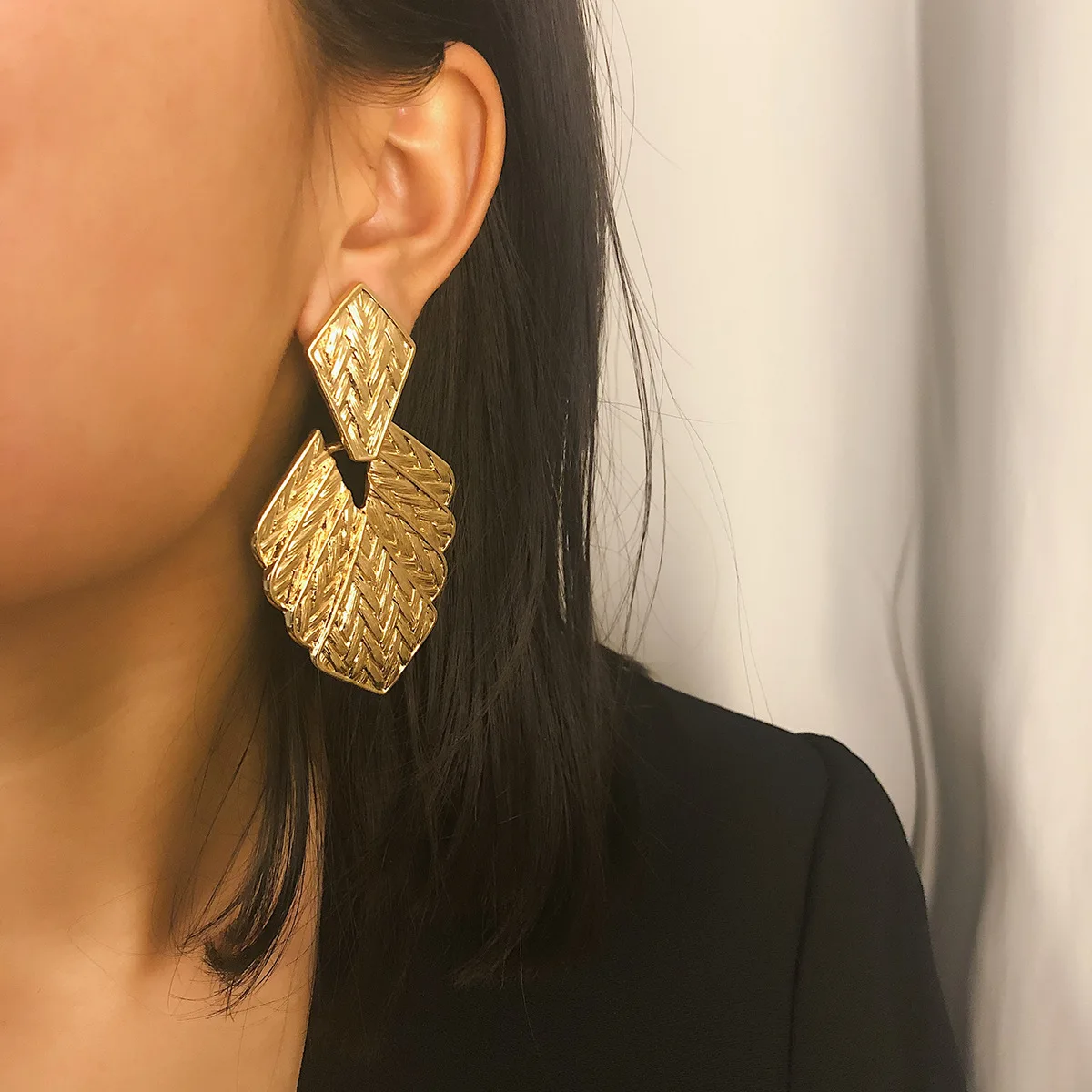 YMYW Мода ZA Boho серьги-капли в виде золотого металлического листа для женщин Высокое качество геометрические массивные большие серьги Свадебные ювелирные изделия