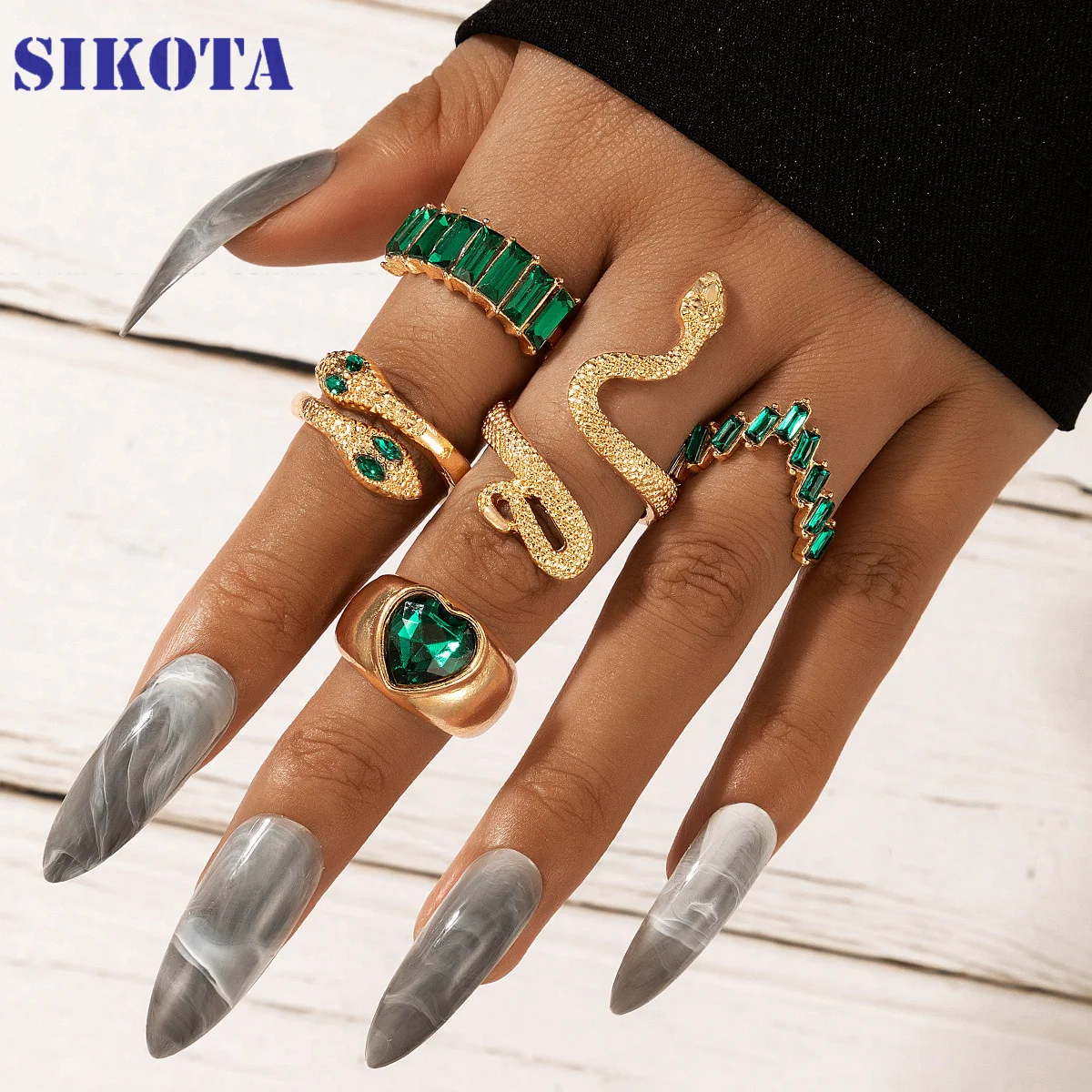 

2021 New Popularity Metal Gold Serpentine Love Green Gem Diamond Rings For Women Punk Hip Hop Jewelry Sets Birthday Present