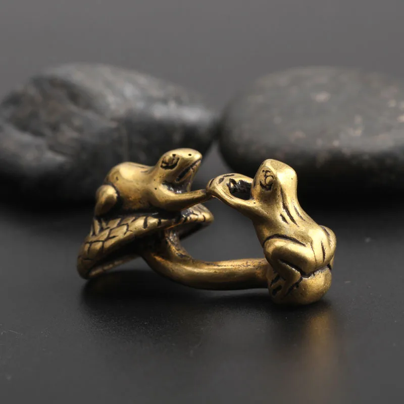 

Миниатюрные медные фигурки лягушек