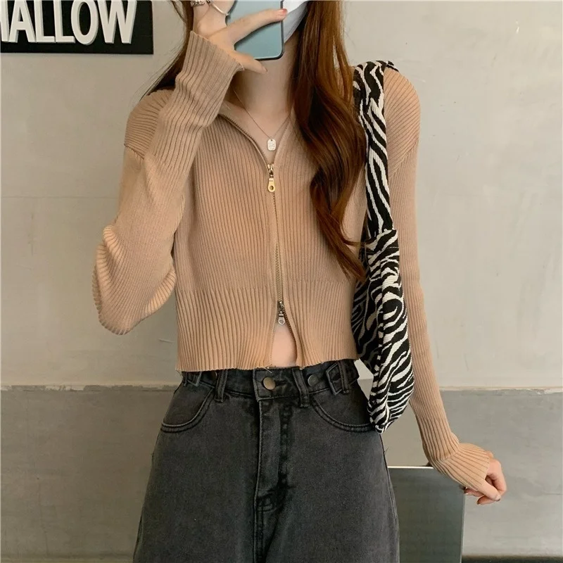 

Свитер женский трикотажный абрикосовый на молнии с капюшоном и длинным рукавом