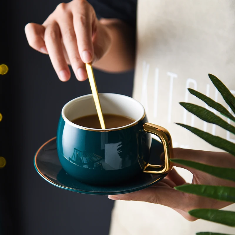 Фарфоровая кофейная чашка и блюдце в современном дизайне керамическая простая