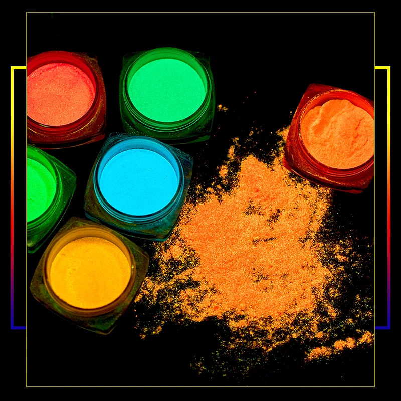 Четыре люминесцентных порошковых фосфора для нанесения лака ногтей светится в