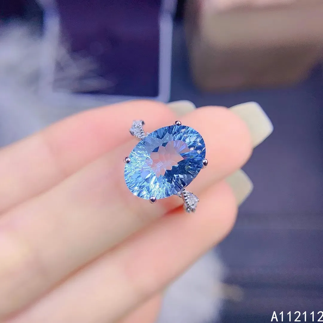 Женское кольцо из серебра 925 пробы с овальным голубым топазом