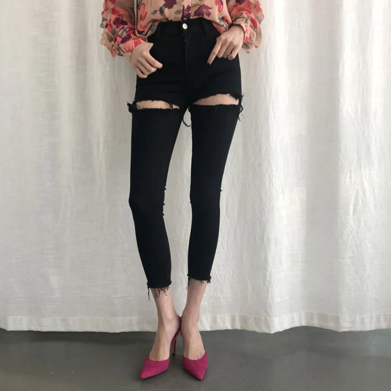 Женские эластичные джинсы черные рваные с бахромой на подоле уличные узкие