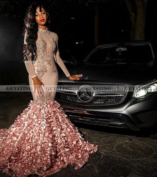 Розовые длинные платья для выпускного вечера с объемными листьями девочек