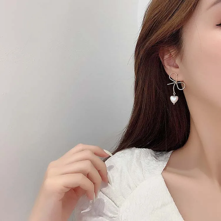 

Bow Love Pearl Clip Earrings No Hole Ear Clips Lovely and Sweet Bowknot Earring Without Piercing Minimalist Earrings CE811M