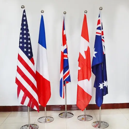 Внутренний флагшток со стоячим основанием тип пола необходимый для офисных