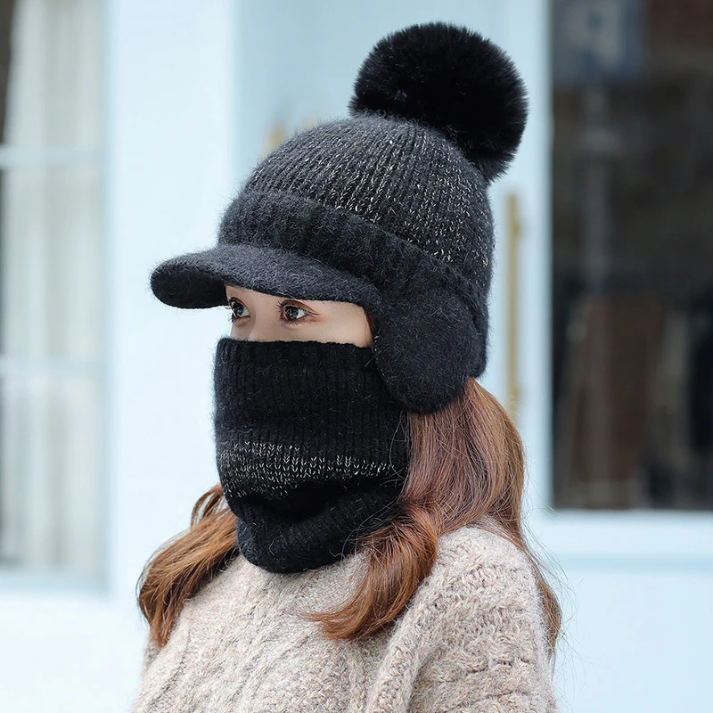 Женская зимняя шапка с ушами теплая вязаная козырьком мягкая удобная модная