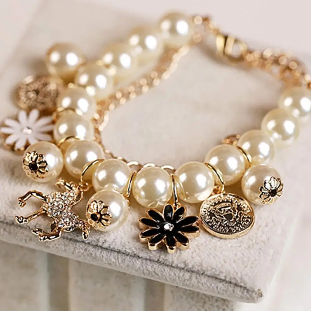 Модный браслет с искусственным жемчугом и бусинами украшенный кристаллами