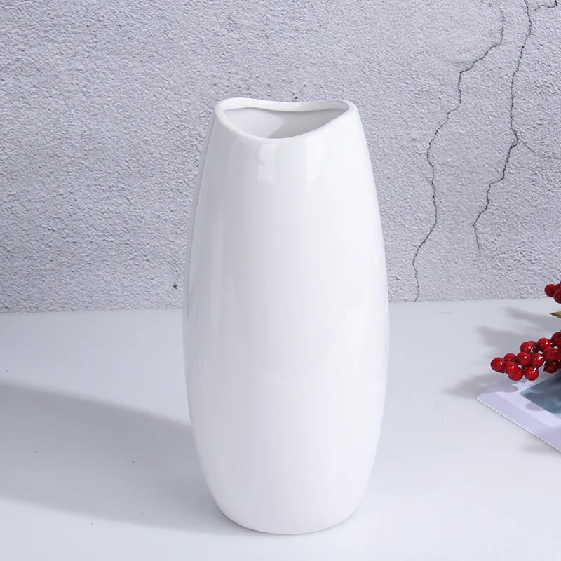 Белая однотонная простая керамическая ваза в современном скандинавском стиле