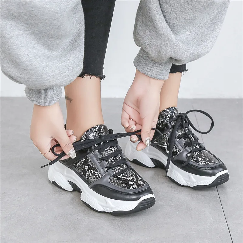 Женские удобные кроссовки массивные на танкетке повседневная обувь