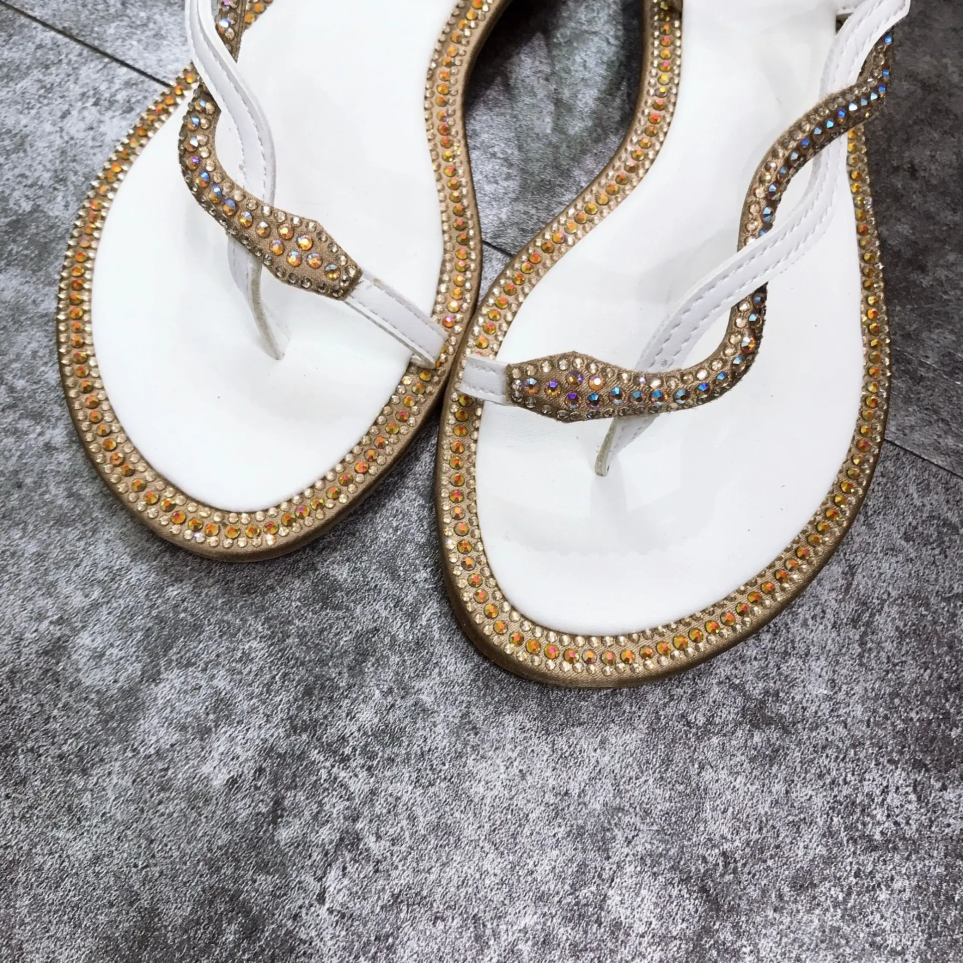 Женские шлепанцы со змеиным принтом модельные сандалии с круглым носком пляжные