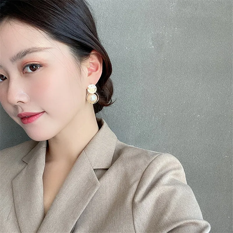 Корейские серьги гвоздики с жемчужинами минималистичные верхним дизайном для