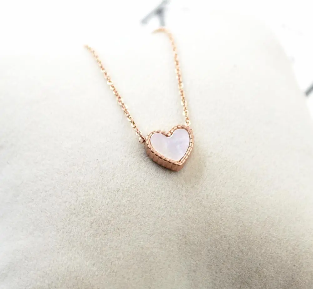 

Ожерелье из розового золота с подвеской в виде сердца