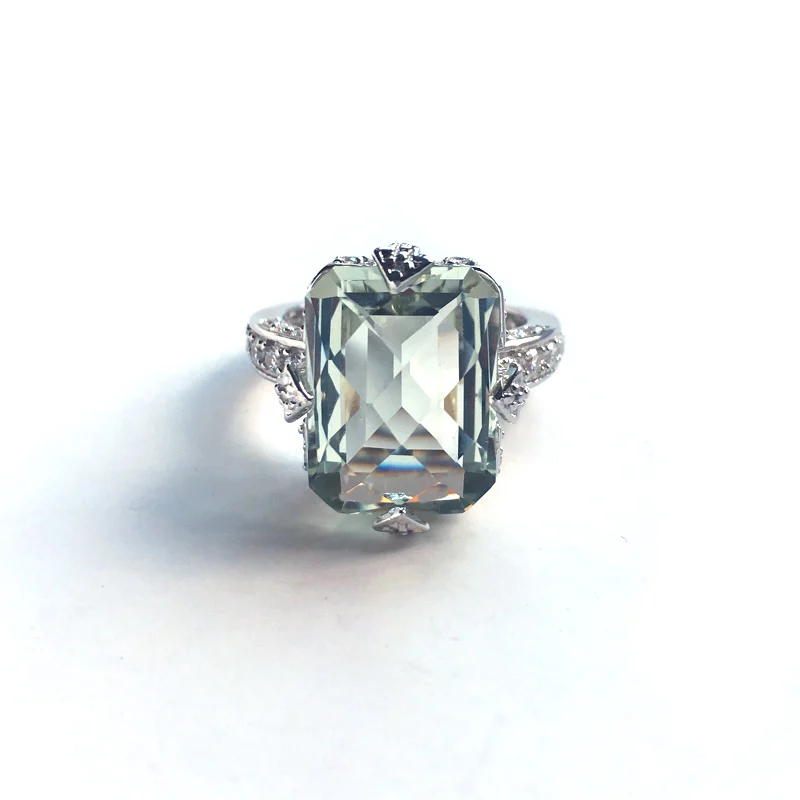 Женское кольцо из серебра 925 пробы с натуральным зелёным аметитом 10 карат |