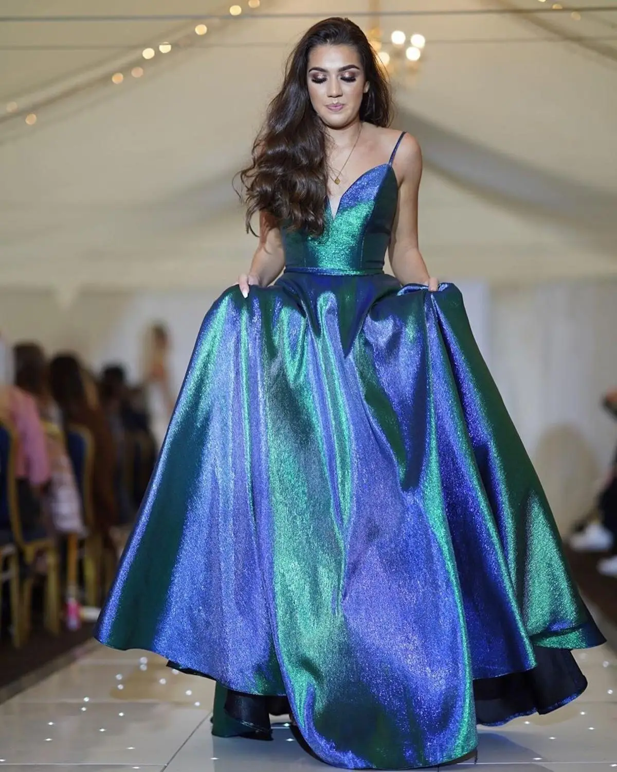 Женское вечернее платье на тонких бретельках синее длинное блестящее корсет с V