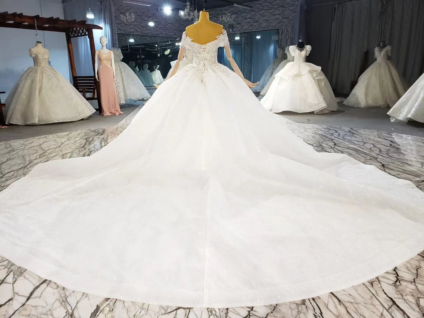 2021 Latest Style Gorgeous Beaded Luxury Ball Gown With Long Train Wedding Dresses Bridal Gown Crystal Wedding Dress